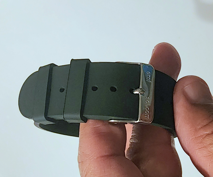 Band-XL-Replacement-Band-in-hand